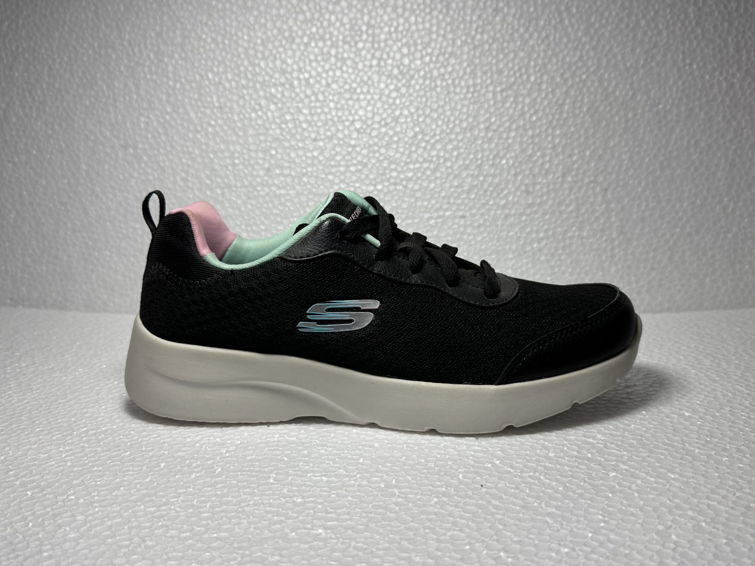 Zapatilla Skechers Color Negra Borde Verde, Rosada Talla 37